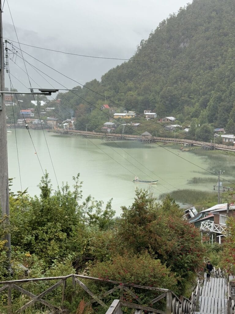 Vista de Caleta Tortel en la Carretera Austral