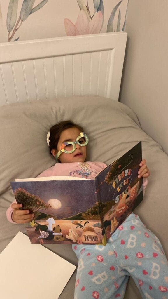 Niña Leyendo actividad de verano fiesta en la selva